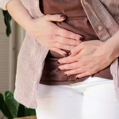 Mani che stringono l'addome, un segnale di malessere. Cosa prendere per vomito e diarrea? Rimedi e consigli per stare meglio.