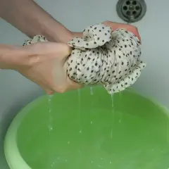 Skurczona czapka po praniu? Uratuj ją! Domowe metody