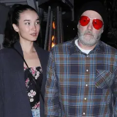 Fred Durst z żoną, w kratę i z czerwonymi okularami, wychodzą na miasto.