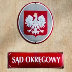 Herb Polski i tablica "Sąd Okręgowy". Nawet cinkciarz, który doprowadził firmę do upadłości, musi stawić czoła sprawiedliwości.