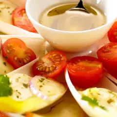 Chicorée-Schiffchen gefüllt mit cremigem Salat, garniert mit Kirschtomaten und roten Zwiebelringen. Ein leichter und frischer Chicorée-Birnen-Salat.