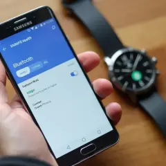 Sprawdzam, czy smartwatch Huawei działa z Samsungiem. Na ekranie telefonu widać listę urządzeń Bluetooth, w tym zegarek.