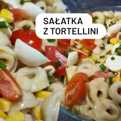 Tortellini z pomidorami i mozzarellą: 20+ pomysłów na dodatki