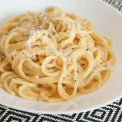 Pyszne spaghetti carbonara, idealne na szybki obiad. Prosty przepis, jak zrobić carbonare, by zachwycić smakiem.