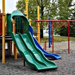 O ile większa jest powierzchnia placu zabaw dla dzieci szkolnych?
