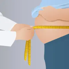 Lekarz mierzy obwód brzucha piwnego u pacjenta.