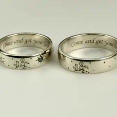 Dwa srebrne obrączki z grawerem: Mały Książę z lisem i gwiazdki. Wewnątrz napis "Come and get your love".