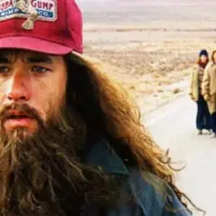 Forrest Gump (Tom Hanks) z brodą i czapką "Bubba Gump Shrimp Co." prowadzi grupę ludzi w podróży. Forrest Gump obsada w akcji.