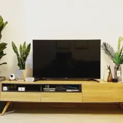 Zabudowa TV w salonie: inspiracje, koszty i praktyczny poradnik
