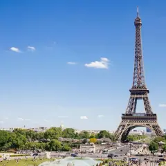 Wiecznie zielony Paryż z Wieżą Eiffla. Ile euro na tydzień do Francji?