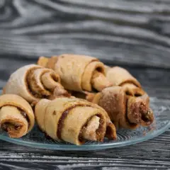 Pyszne rogaliki z cynamonem, idealne do kawy. Ten rugelach przepis jest prosty i szybki.