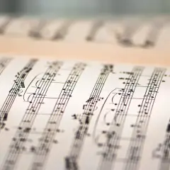 Zbliżenie na nuty na stronie z muzyką klasyczną.