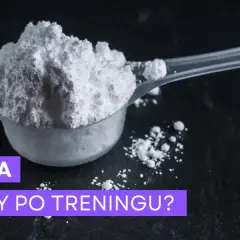 Miarka z białym proszkiem, prawdopodobnie kreatyna. Czy przyjmować ją przed czy po treningu?