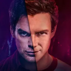 Dwóch Dexterów, jeden z mrocznym spojrzeniem, drugi z niewinnym uśmiechem. Dexter original sin.