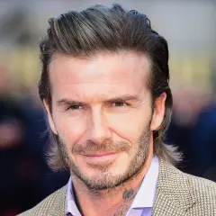 David Beckham con su icónica media melena, un estilo que inspira a muchos hombres sobre como dejarse media melena hombre.