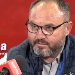 Piotr Rusiecki w kamizelce i okularach udziela wywiadu w Radiu Elka. Może opowiada o swojej żonie.