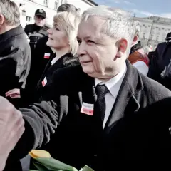 Jarosław Kaczyński uścisnął dłoń, szukając kontaktu mailowego.