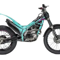 Una moto de trial color turquesa y negro, lista para superar cualquier obstáculo.