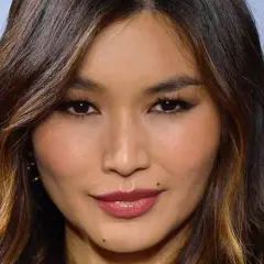 Primer plano de una mujer con cabello castaño y un corte clavicut, con maquillaje sutil y labios rosados.