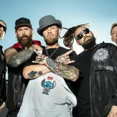 Five Finger Death Punch w Polsce! Zespół w pełnym składzie, z tatuażami i rockowym pazurem, gotowy na koncert.