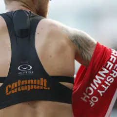 Piłkarze noszą specjalne "staniki" Catapult, by monitorować swoje osiągi.