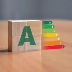 Blocs en bois formant la lettre A, symbolisant un excellent DPE. Une échelle de performance énergétique s'étend à côté.