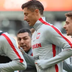 Piłkarze reprezentacji Polski w strojach treningowych z orłem, gotowi do walki o polska mistrzostwa świata.