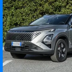 Omoda 5 grigio, con griglia anteriore a nido d'ape. Le recensioni negative potrebbero riguardare il design audace.