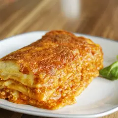 Pyszna, złocista lasagne z mięsem mielonym, idealna na rodzinny obiad. Prosty przepis, który zachwyci każdego.