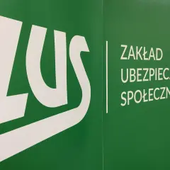 Logo ZUS i napis "Zakład Ubezpieczeń Społecznych". Dowiedz się, co to jest subkonto w ZUS i jak działa.