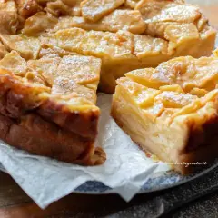 Torta di mele velocissima in 10 minuti, dorata e soffice, con fette di mela caramellate e una spolverata di zucchero a velo.