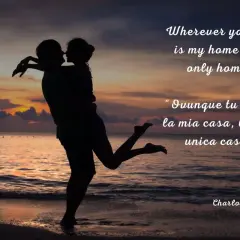Coppia abbracciata al tramonto, con la citazione "Wherever you are is my home, my only home" che esprime una dichiarazione d'amore in inglese.