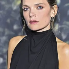 Sandra Drzymalska, z partnerem u boku, prezentuje się w eleganckiej czarnej kreacji.
