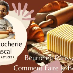 Un chef pâtissier prépare une brioche. À côté, un beau bloc de beurre francais, des croissants et un rouleau à pâtisserie.