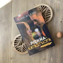 Okładka książki "Piękna katastrofa" Jamie McGuire. Historia o namiętnym, niebezpiecznym uczuciu, które może zmienić całe życie.
