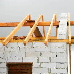 Ile kosztuje drzewo na dach 200m2? Sprawdź ceny i ukryte wydatki