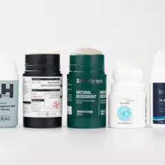 Różnica między antyperspirantem a dezodorantem: antyperspirant blokuje pot, dezodorant maskuje zapach. Na zdjęciu produkty obu typów.