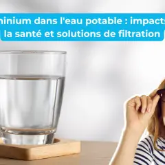 Verre d'eau claire, une femme s'interroge sur la présence d'aluminium dans l'eau potable et ses impacts sur la santé.