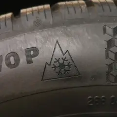 Opona zimowa z symbolem płatka śniegu w górach. To oznacza, że co oznacza m+s na oponie - czyli "Mud and Snow" (błoto i śnieg).