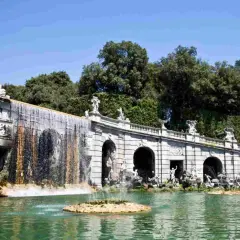 Cascata monumentale con statue e fontane, parte della Reggia di Caserta, la piazza piu grande Italia.