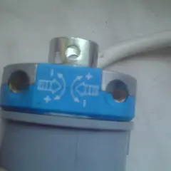 Element do regulacji krańcówek rolet z oznaczeniami kierunku i +/-.