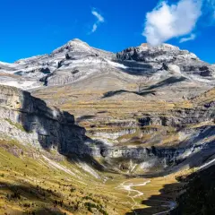 Majestuosas montañas y un valle serpenteante en una ruta de senderismo por el Monte Perdido.