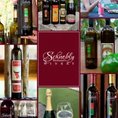 Vielfalt an Scheurebe Wein-Flaschen und Gläsern von Schnebly Redland's Winery, teils mit Früchten dekoriert.