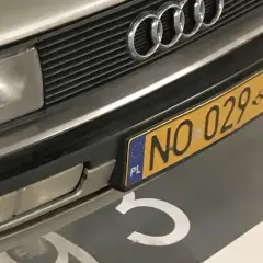Przód pojazdu historycznego Audi z charakterystycznym grillem i tablicą rejestracyjną NO 029.