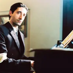 Adrien Brody gra na pianinie w filmie "Pianista", jednym z filmów Polańskiego alfabetycznie. Na ramieniu ma opaskę z gwiazdą Dawida.