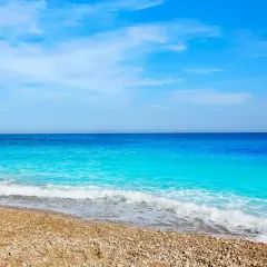 La cala dels testos, con sus aguas turquesas y acantilados imponentes, invita a la calma.