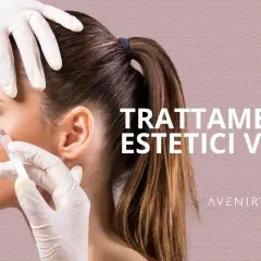 Mani guantate eseguono un trattamento estetico viso con iniezione. Testo: TRATTAMENTI ESTETICI VISO.