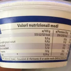 Etichetta nutrizionale di ricotta: 123 calorie per 100g. Grassi 9g, carboidrati 3,2g, proteine 7g.