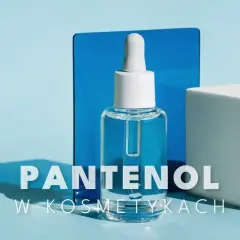 Pantenol w kosmetykach: przejrzyste serum w buteleczce z pipetką, na tle niebieskich i białych geometrycznych kształtów.