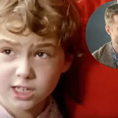 Dziecko z kręconymi włosami i uśmiechnięty mężczyzna. Czy to on grał Piotrusia w Koglu Moglu?